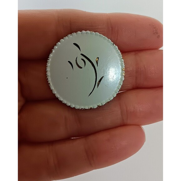 Vintage Unsigned Dainty White Enamel & Goldtone Etched Brooch 1 inch - Picture 5 of 6